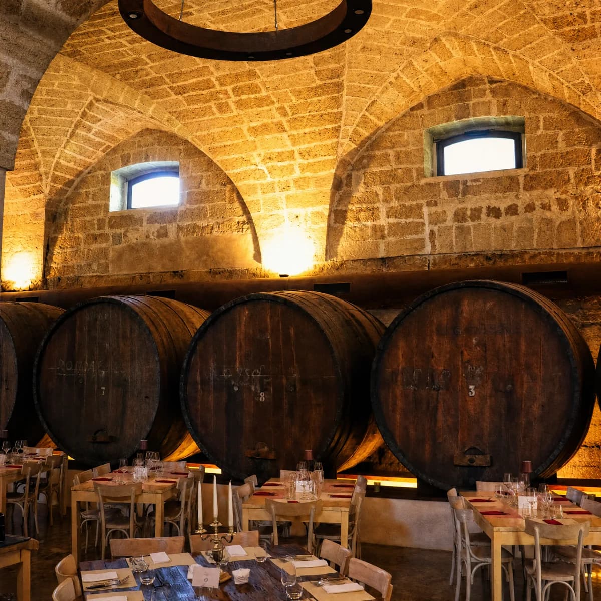 La Sala Botti del Malcandrino: bóvedas de piedra y grandes barricas de roble