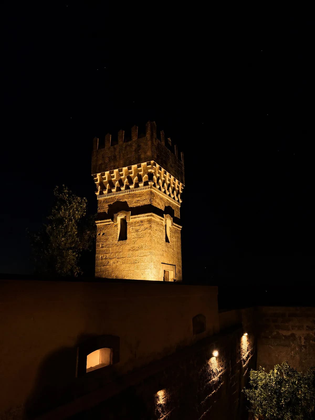 La torre del Malcandrino iluminada de noche