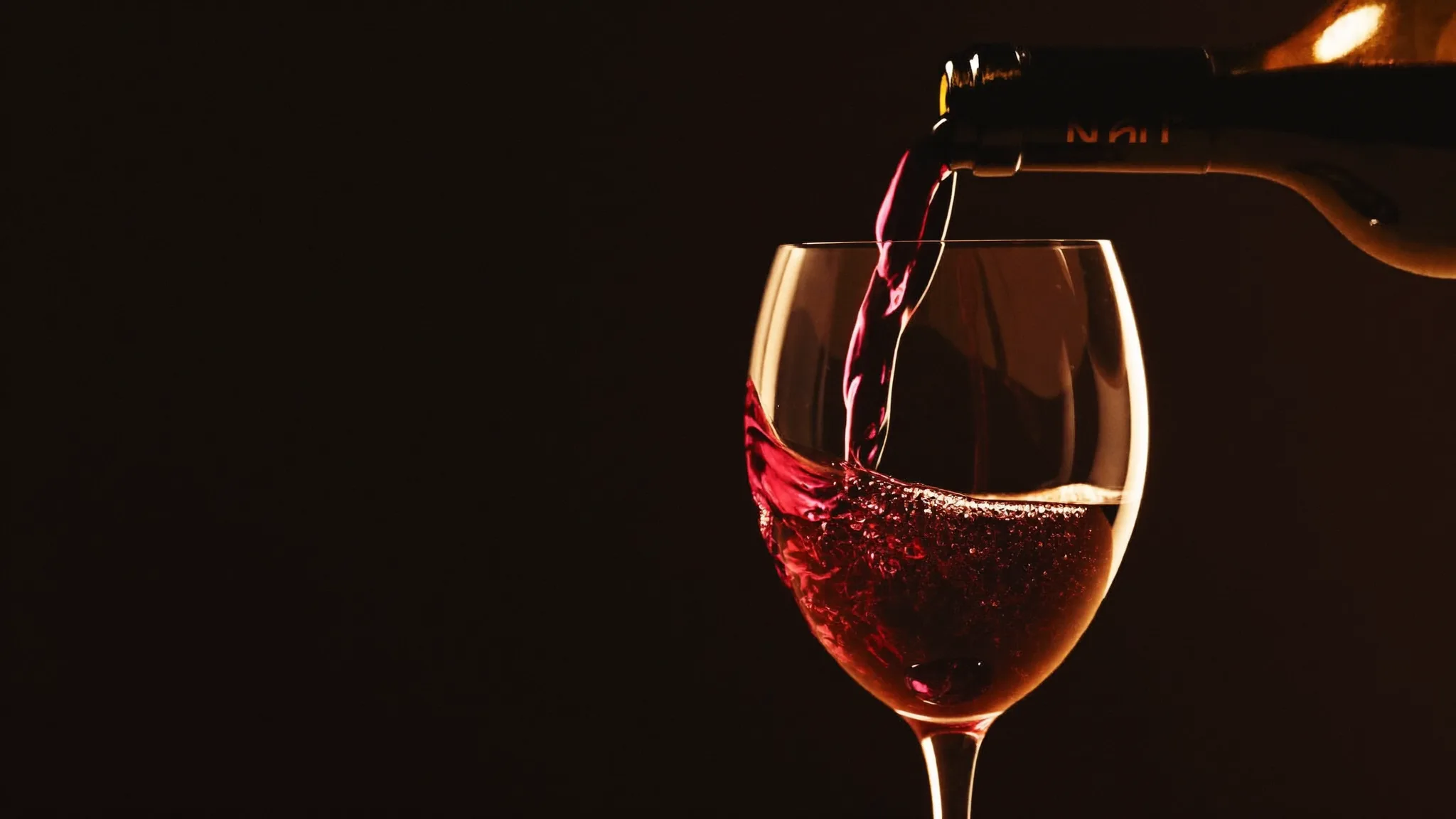 Vino versato nel calice